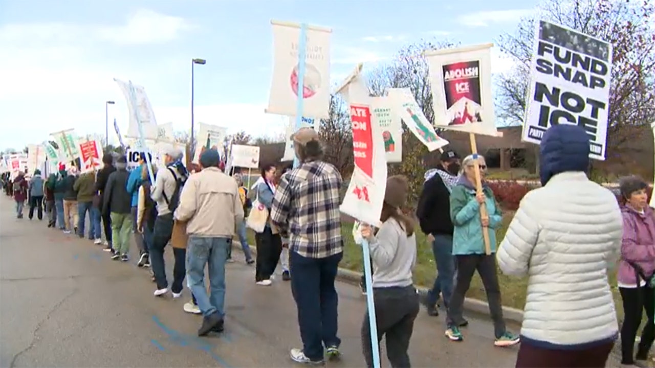 New Milwaukee ICE facility, groups protest agency's presence in city
