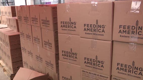 Thanksgiving meal giveaway at Gee's Clippers helps hundreds