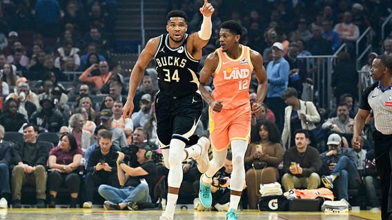 Bucks' Giannis Antetokounmpo left groin strain; leaves game early