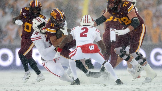 Wisconsin Badgers lose at Minnesota, Golden Gophers retain Axe