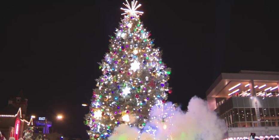 Milwaukee Christmas tree lighting, 112th year celebrated