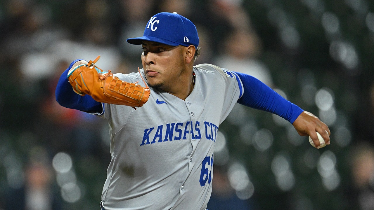 Brewers trade Collins, Mears to Royals for Zerpa: report