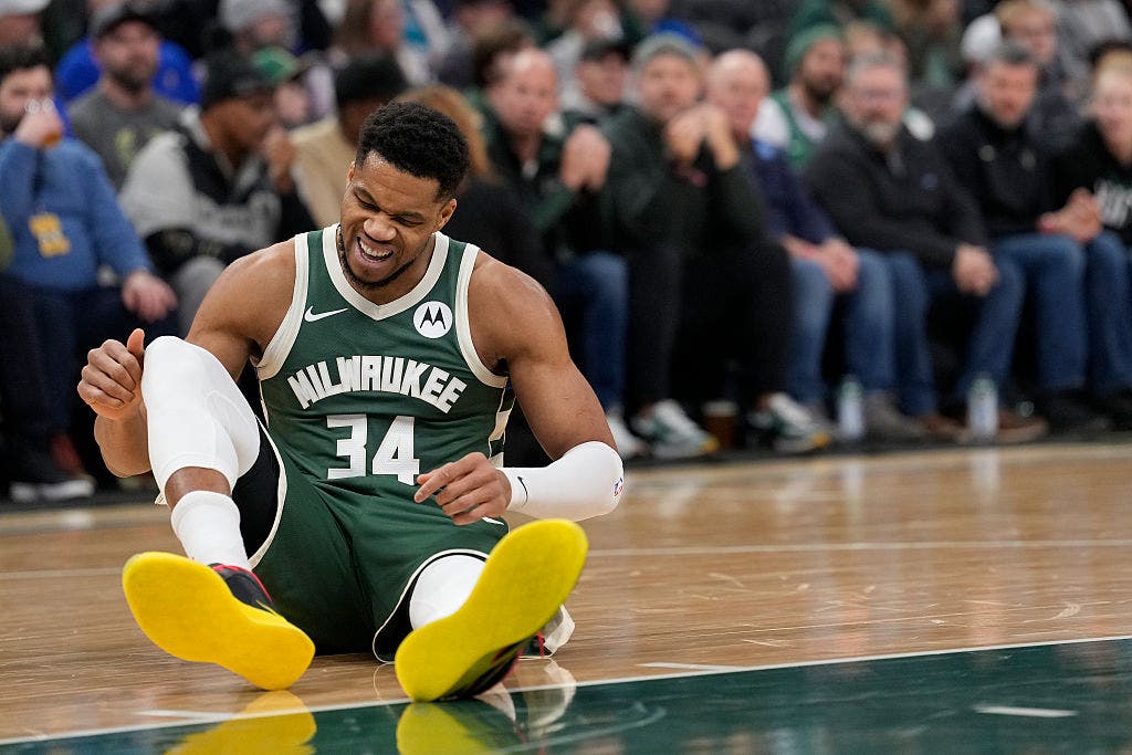 Report: Giannis Antetokounmpo out 2 to 4 weeks due to calf strain