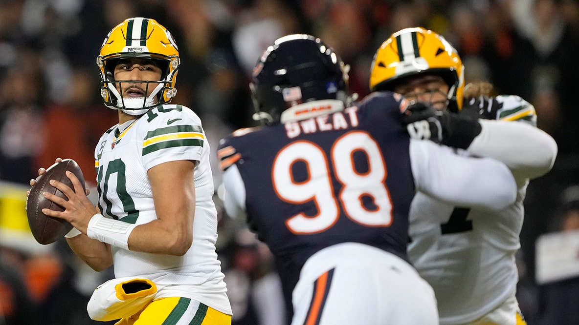 Packers-Bears score: Green Bay leads, Love ruled out with concussion
