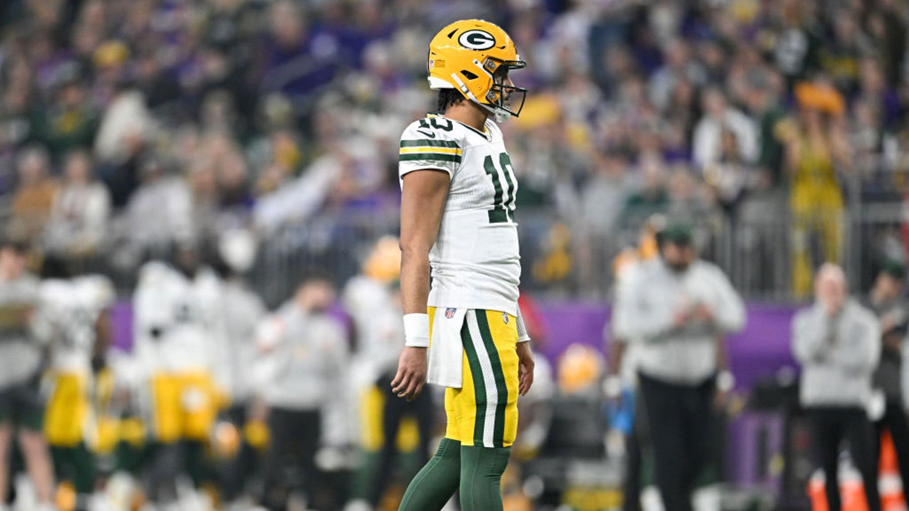 Packers, Vikings face off in Minneapolis; last regular season game