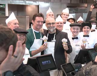[美品]BOX COMP HATA JACKMAN Hugh Jackman serves Kopp's Frozen Custard to adoring movie fans