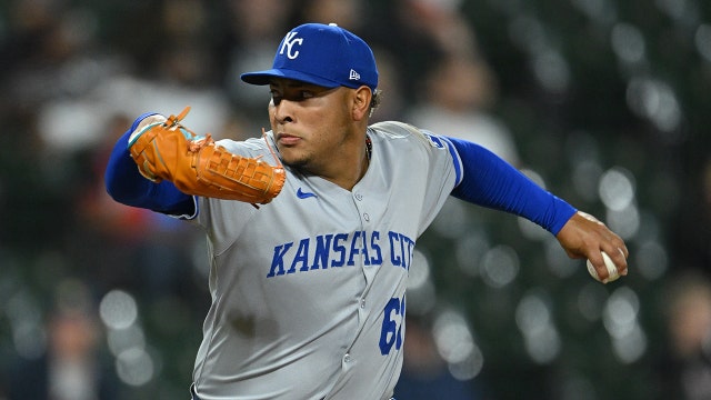 Brewers trade Collins, Mears to Royals for Zerpa: report