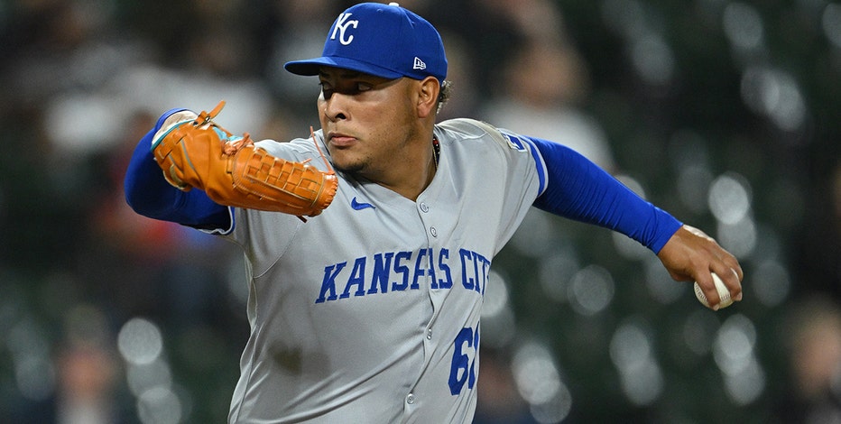 Brewers trade Collins, Mears to Royals for Zerpa: report