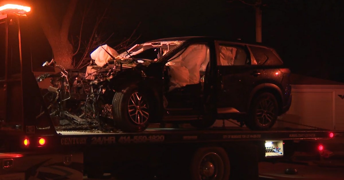 Milwaukee fatal crash; driver hit tree near 94th and Wilbur, 1 arrested