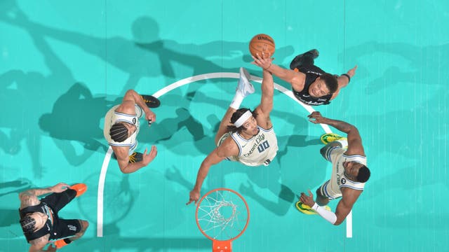 Bucks lose to Spurs, struggling again in loss on the road