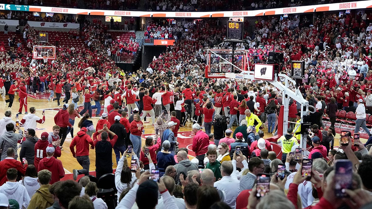 Wisconsin Badgers rout Michigan State, fans storm Kohl Center court