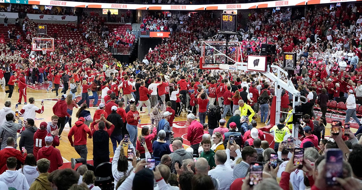 Wisconsin Badgers rout Michigan State, fans storm Kohl Center court