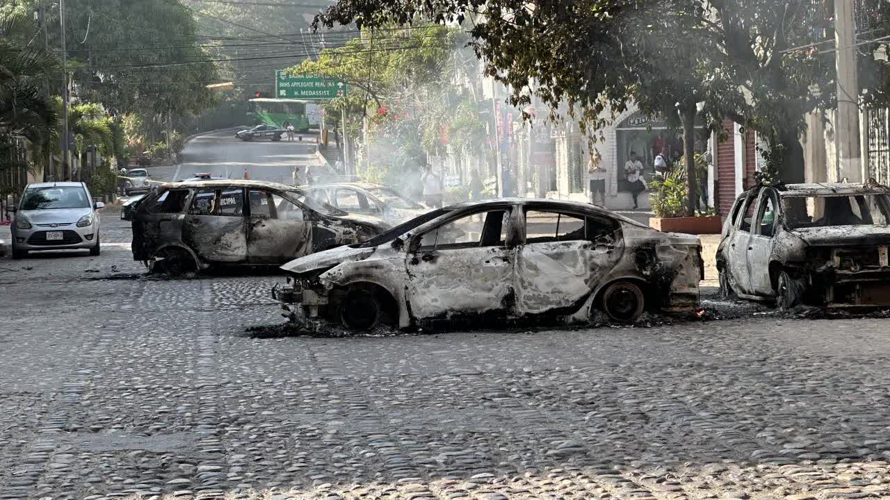 Puerto Vallarta unrest; traveler documents destruction, shares