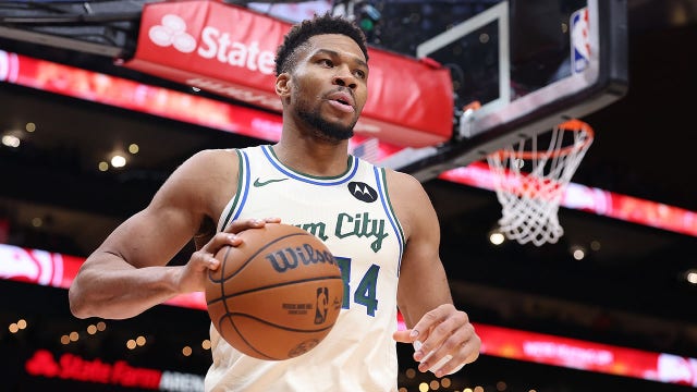 Bucks keeping Giannis Antetokounmpo through trade deadline: report