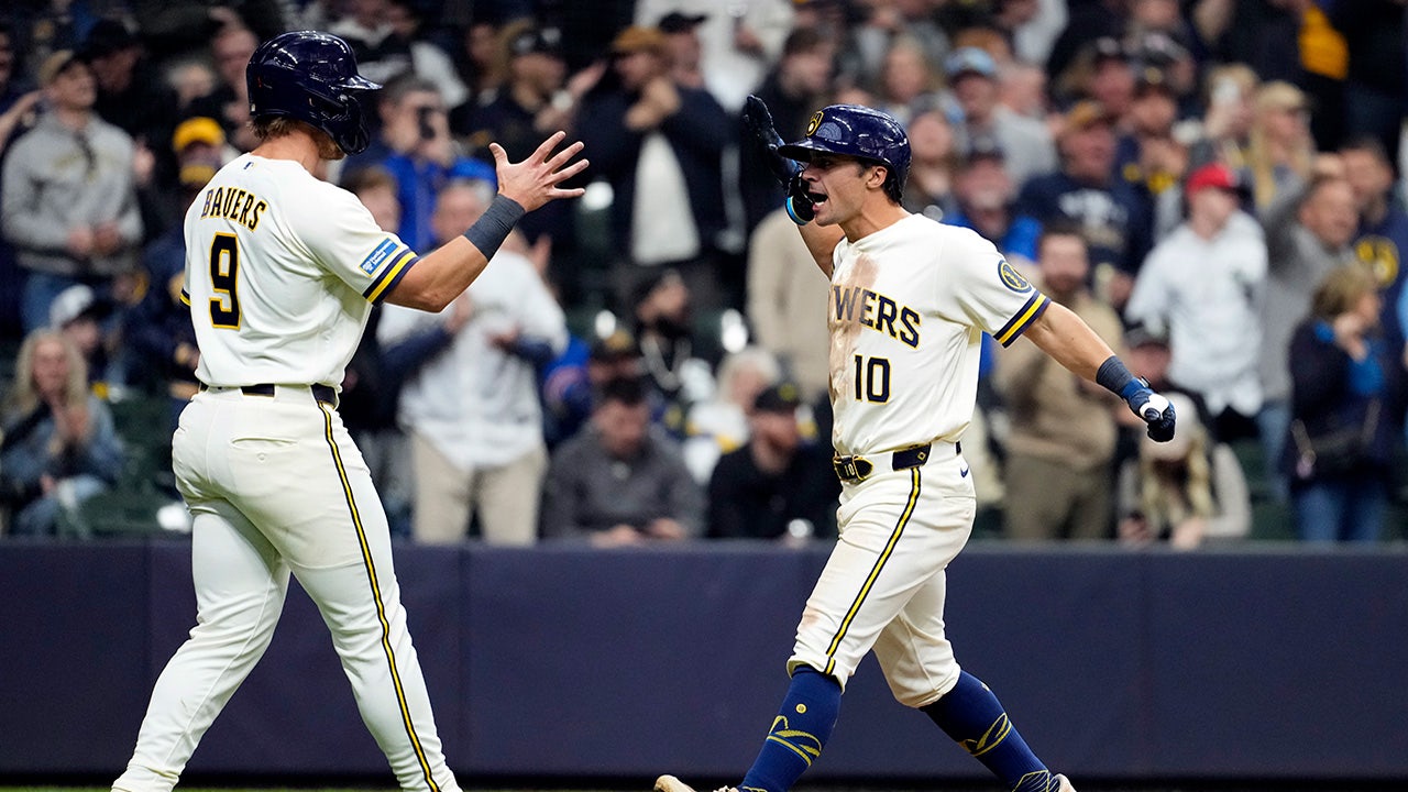 Brewers dominate in season opener, top White Sox 14-2