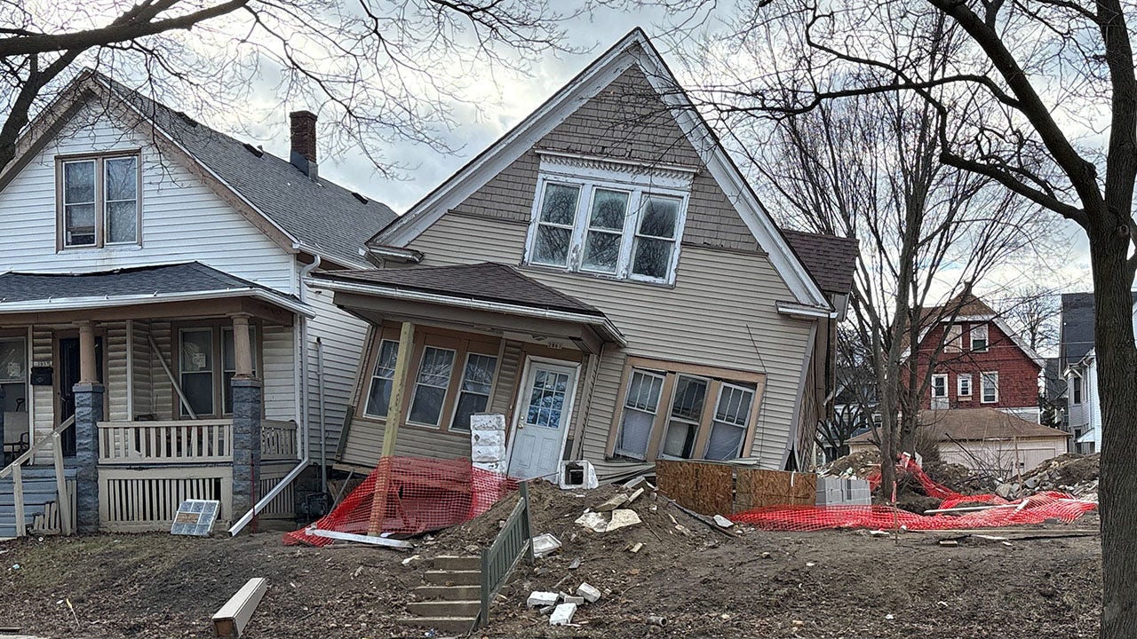 Milwaukee house collapse, 'heavy wind' amid foundation repairs