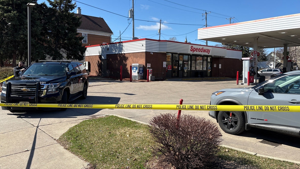 Milwaukee robbery near 9th and Lincoln; suspect sought