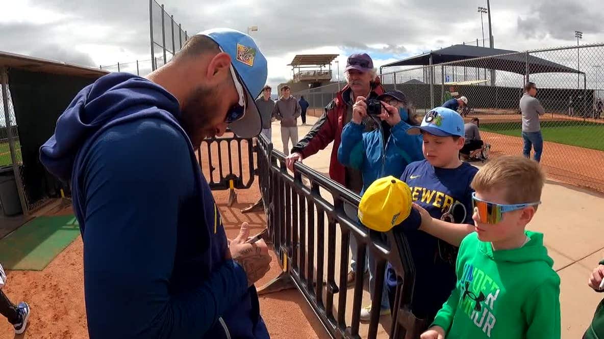 Brewers spring training, players cherish fan interactions