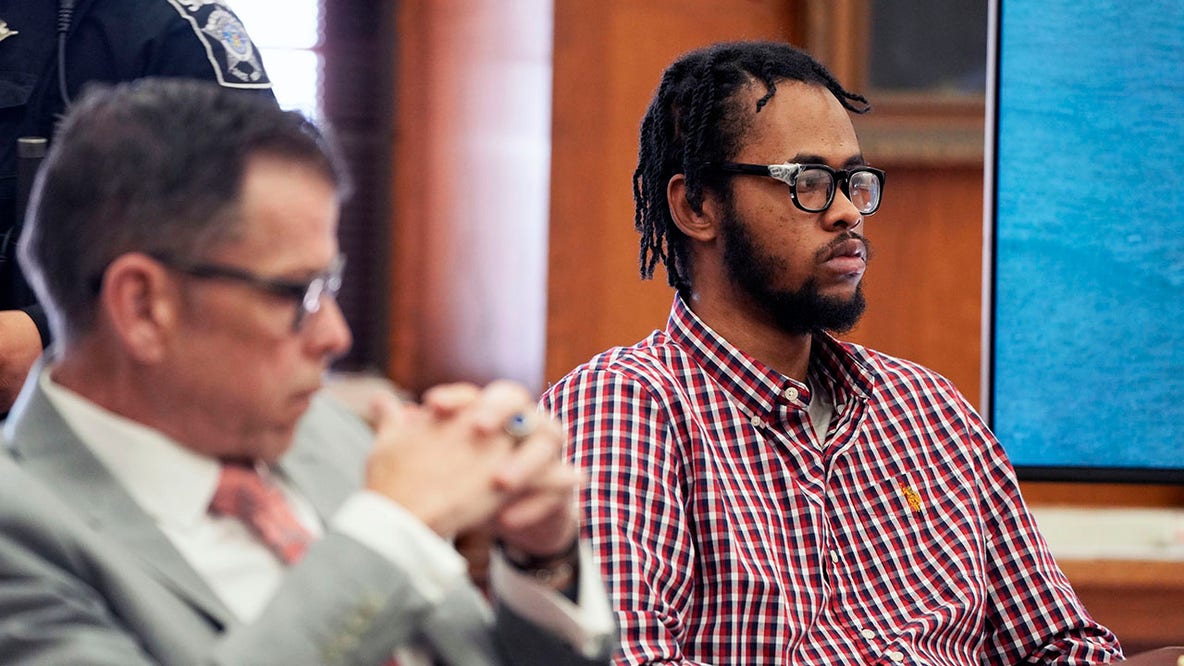 Testimony begins in trial of man accused of shooting Milwaukee police officers