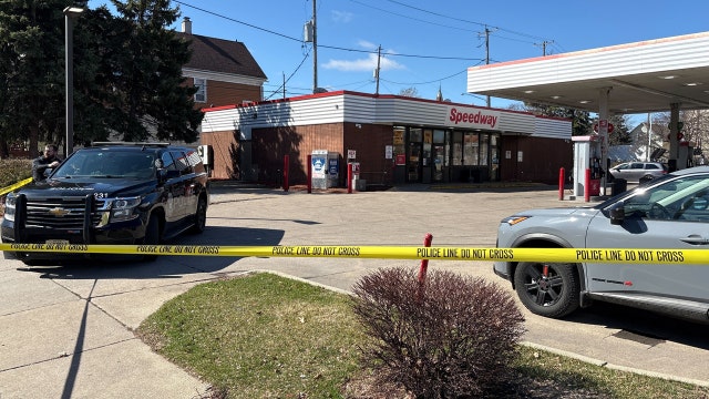 Milwaukee robbery near 9th and Lincoln; suspect sought