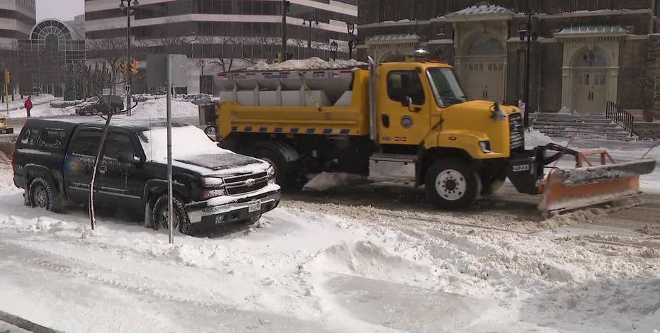 Milwaukee snow response pauses garbage, recycling collection