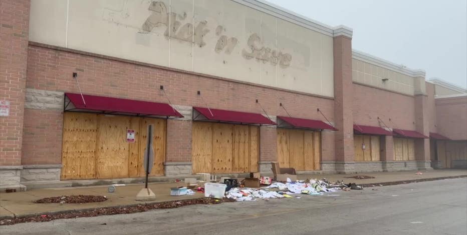 Illegal dumping plagues closed Milwaukee Pick 'n Save