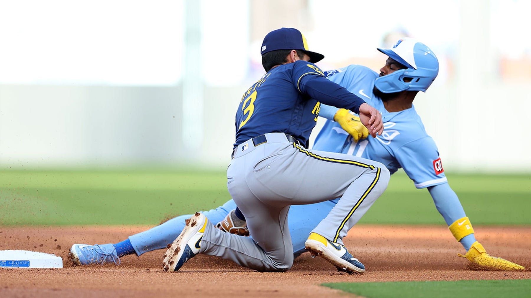 Brewers fall to Royals, split doubleheader in Kansas City