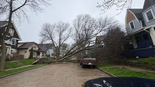 LIVE UPDATES: Wind gusts slam SE Wisconsin, knock out power for thousands