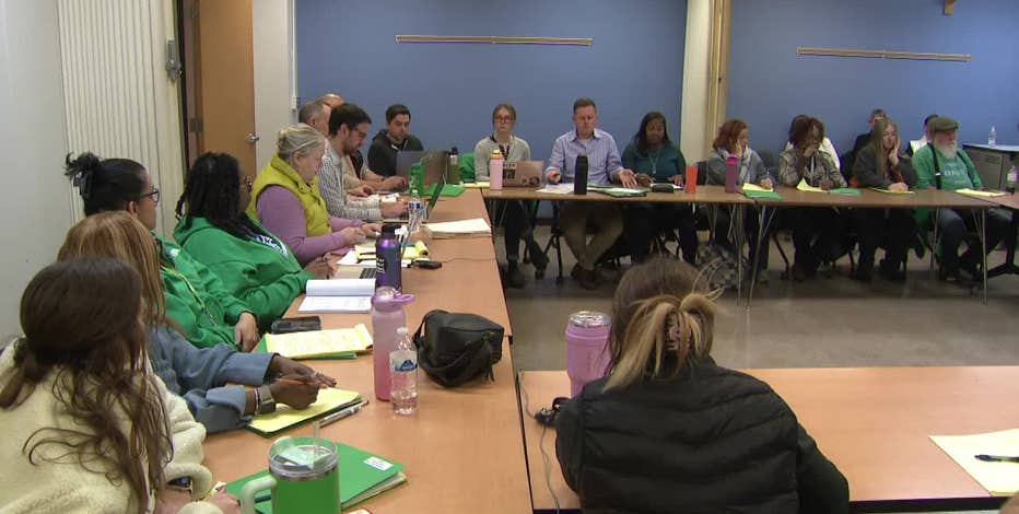 Teacher pay raises; Milwaukee Public Schools, teachers union deadlocked