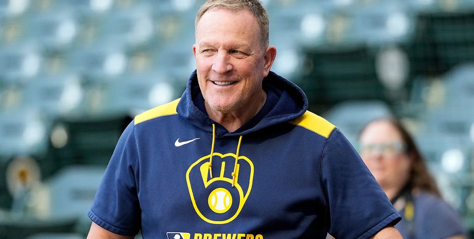 Brewers Pat Murphy unveils pocket tortoise, Bobby, in Kansas City