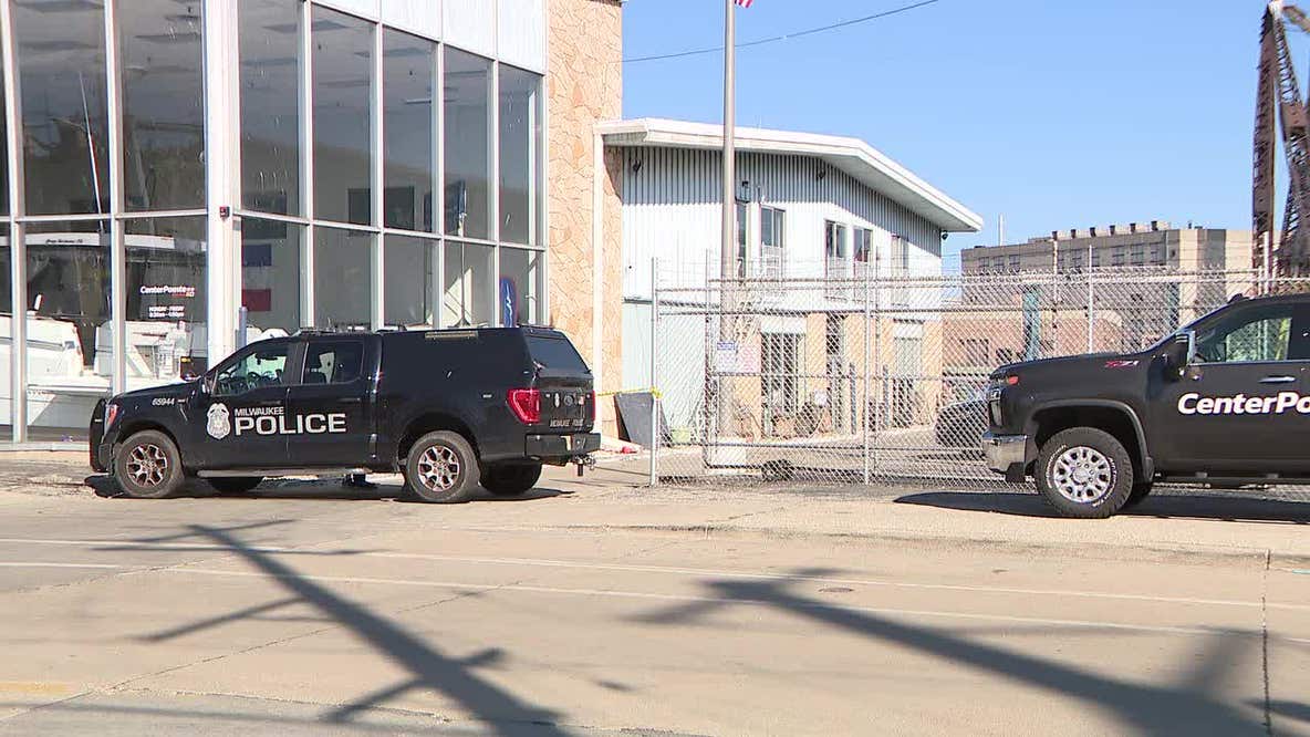 Milwaukee boat death; 24-year-old crushed near Water Street