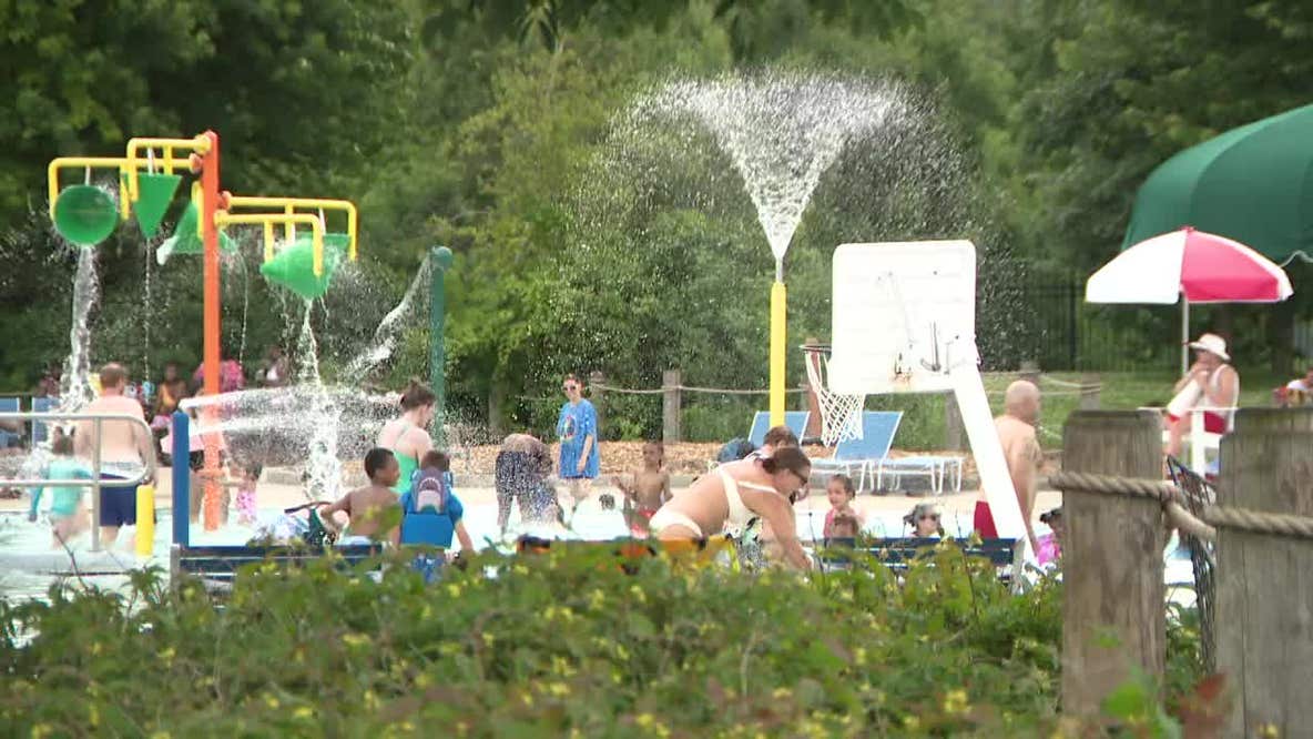 Wisconsin extreme heat; Milwaukee families use aquatic park to cool off