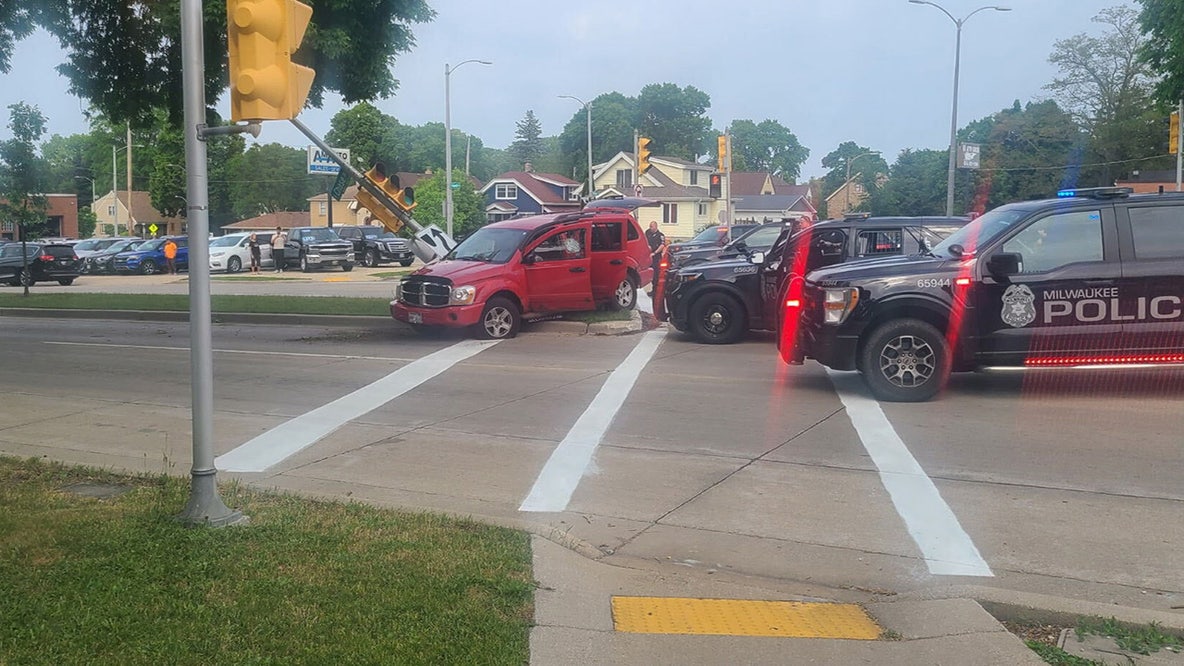 Milwaukee police chase, crash; vehicle wanted in bank robbery