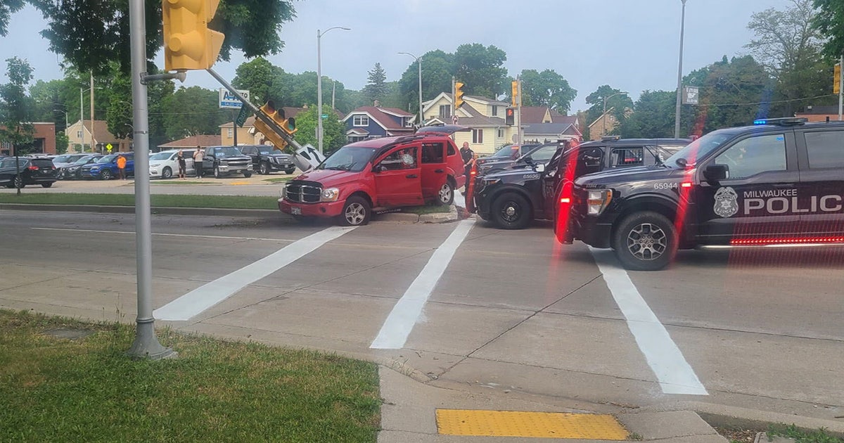 Milwaukee police chase, crash; vehicle wanted in bank robbery