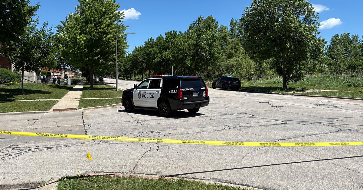 Milwaukee police shooting: Armed suspect killed after standoff