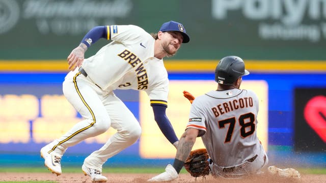Brewers lose to Giants after late scoring chances come up short