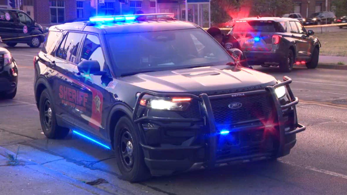 Milwaukee pursuit; 4 kids in vehicle, 1 in custody