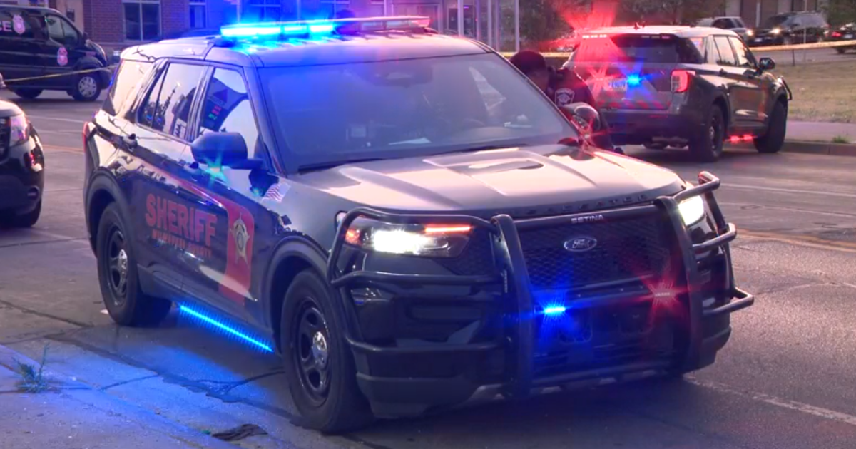 Milwaukee pursuit; 4 kids in vehicle, 1 in custody