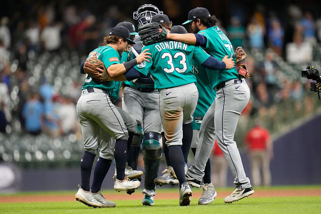 Mariners bounce back from humiliating loss; beat Brewers 7-5