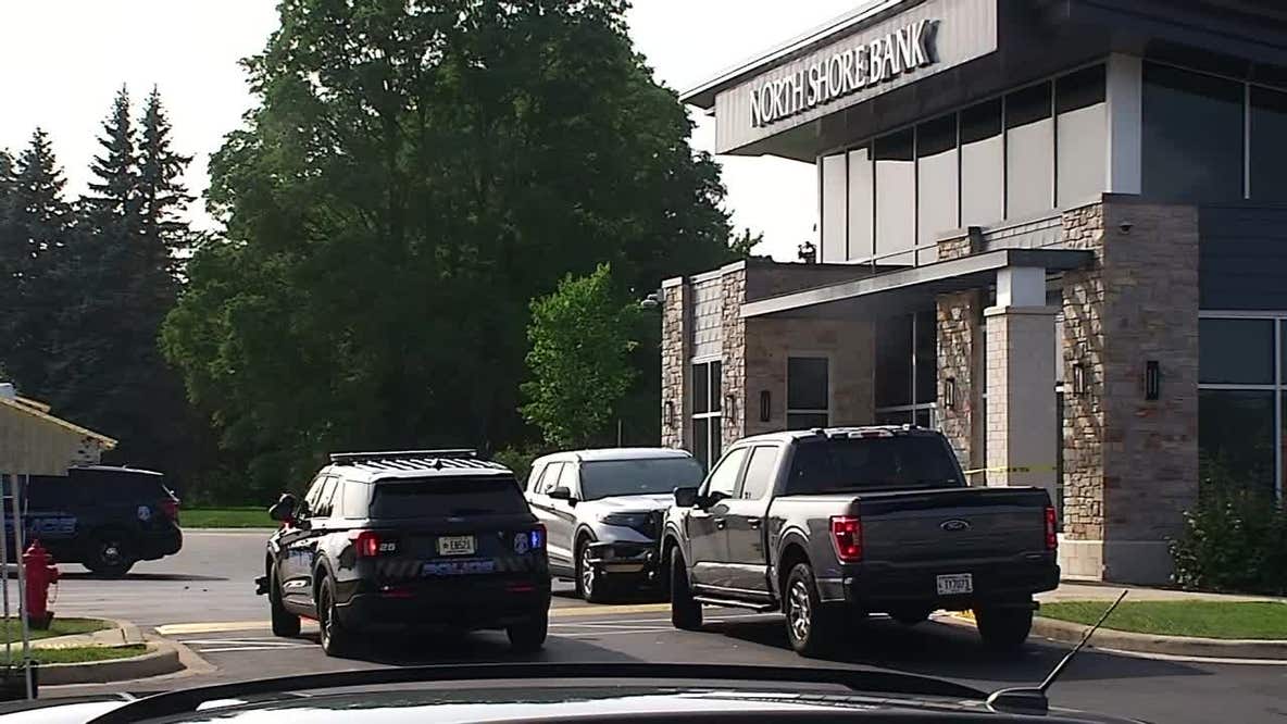 Brookfield North Shore Bank robbery, police seek suspect