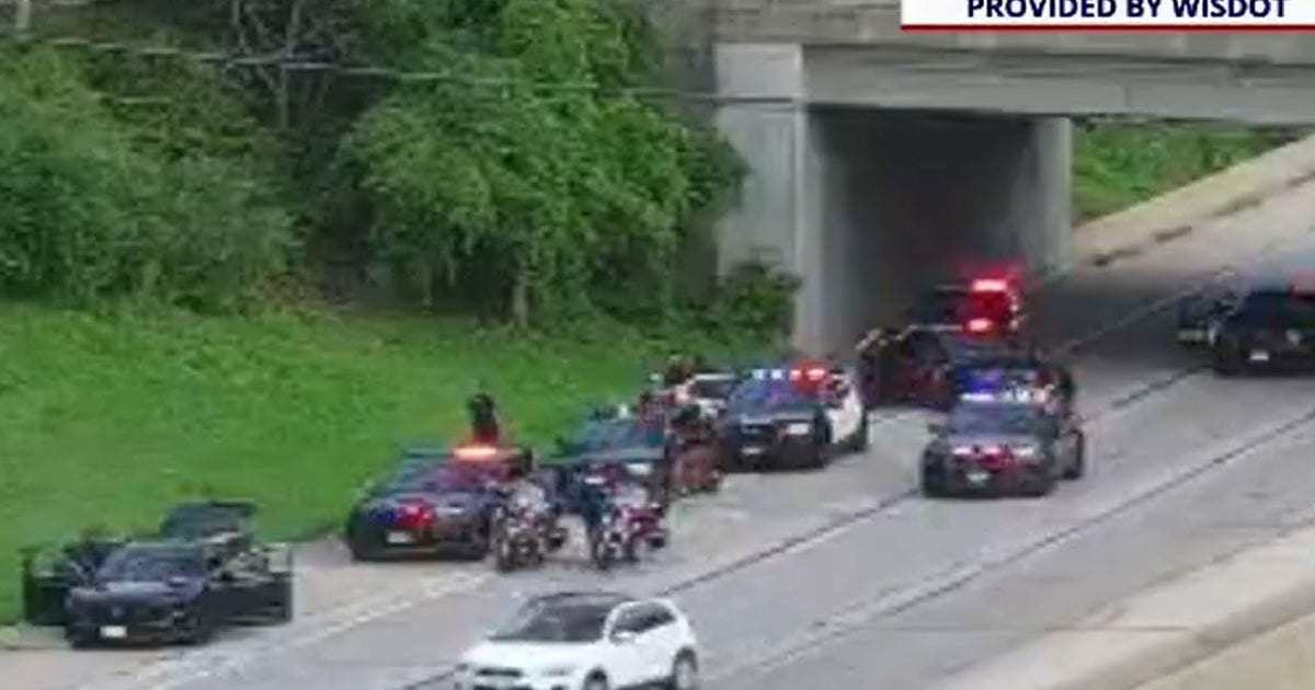 Milwaukee police chase involving stolen vehicle; 2 taken into custody