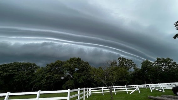 Southeast Wisconsin: Eye catching shelf cloud and striations in a storm