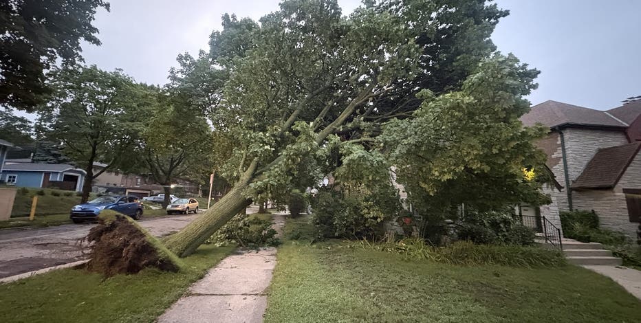 Storm damage in southeastern Wisconsin; thousands without power