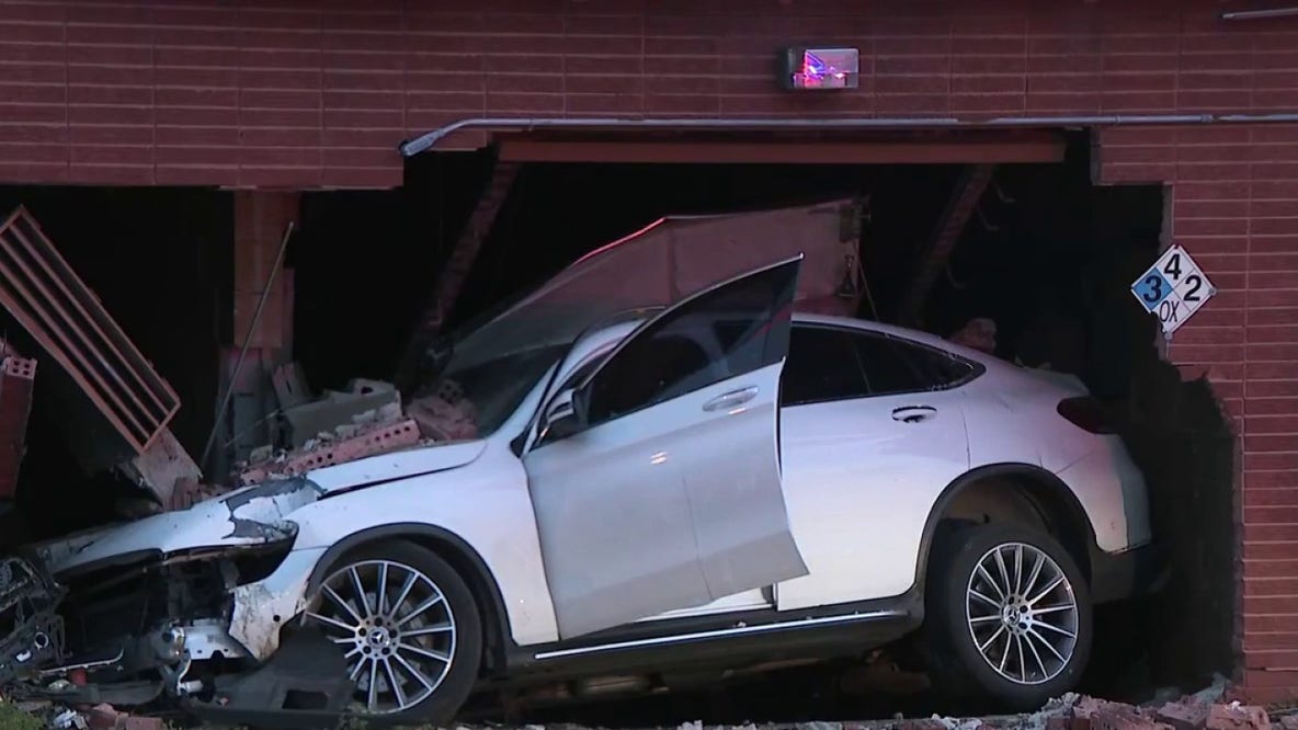 Vehicle crashes into Milwaukee building near 60th and Capitol
