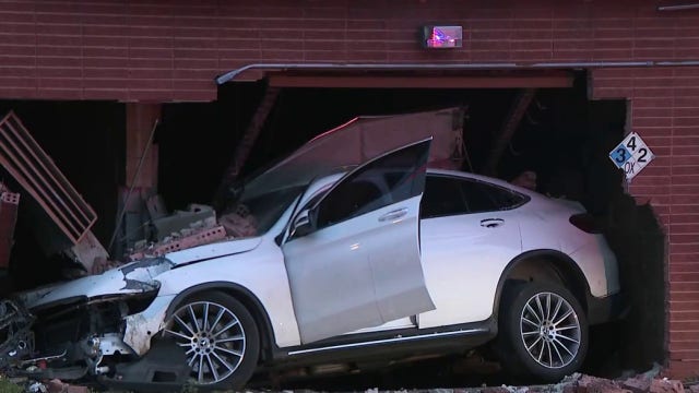 Vehicle crashes into Milwaukee building near 60th and Capitol