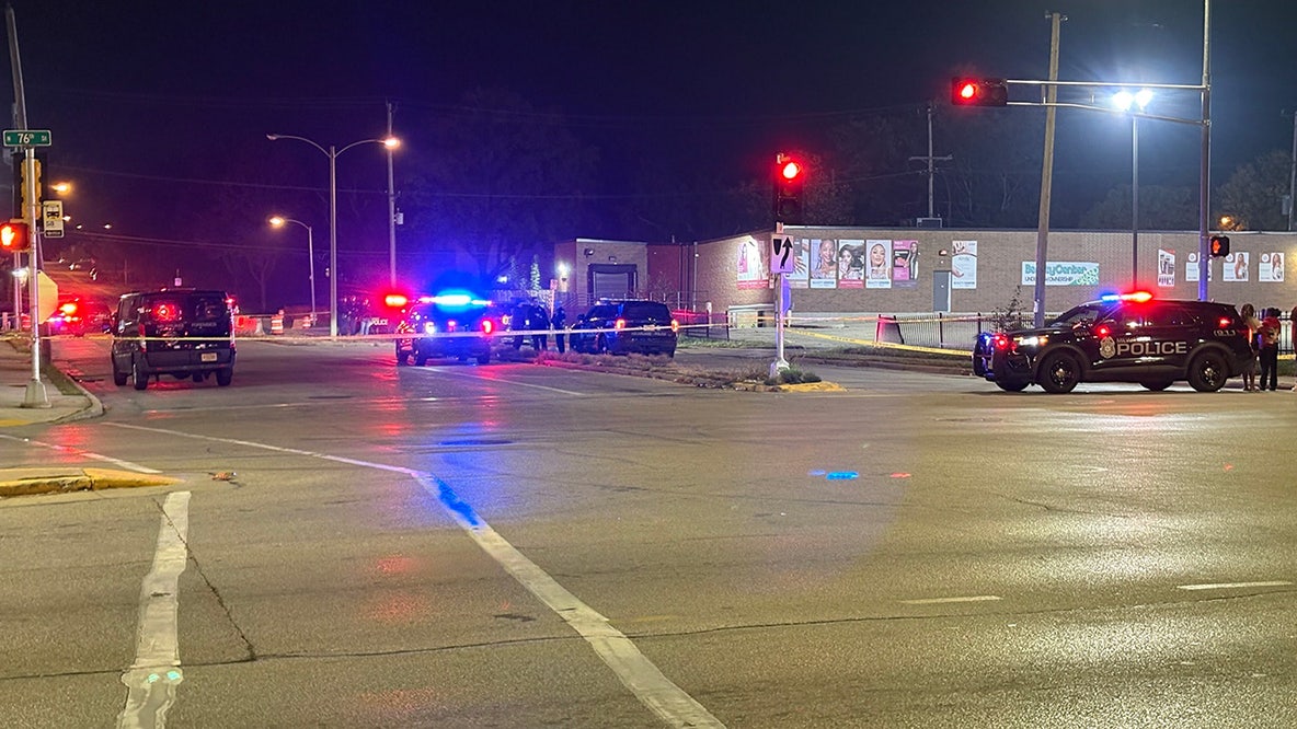 Milwaukee police chase; 5 arrested, 2 officers injured