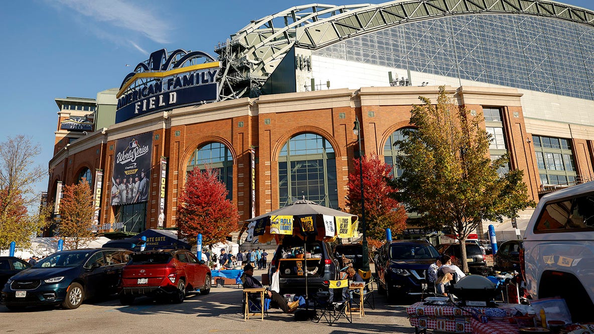 LIVE UPDATES: Brewers gear up for World Series Game 2