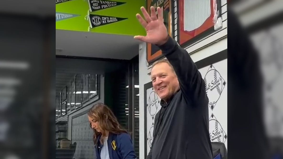 Brewers' Pat Murphy signs autographs days after winning pennant