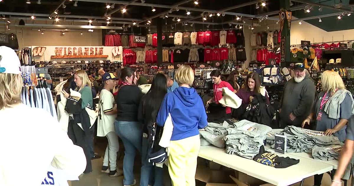 Brewers fans wait in massive lines for World Series merch