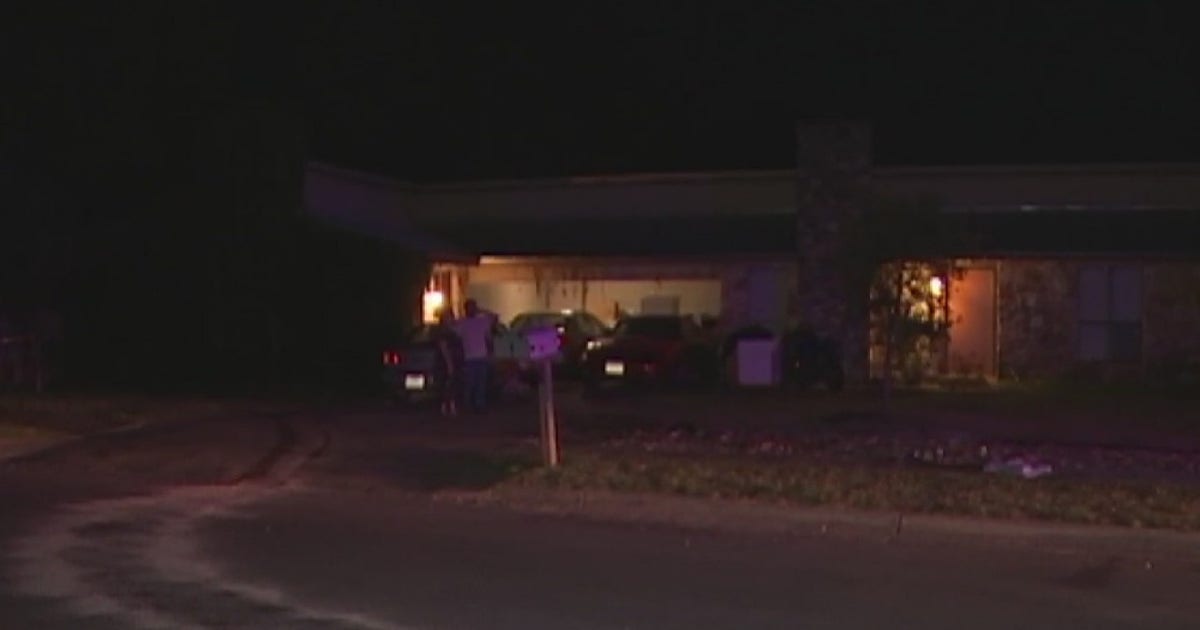 Vehicle crashes into house in SE Austin | FOX 7 Austin